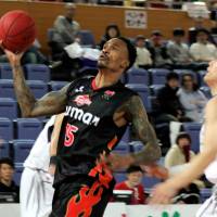 Scoring is the focus: Osaka forward Mike Bell, going up for a dunk on Saturday, had 23- and 19-point performances in a pair of weekend home wins over Shinshu. | HIROAKI HAYASHI