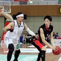 Staying aggressive: Shinshu\'s Takanori Goya (left), seen guarding Osaka\'s Yoshihiro Tachibana in the series opener on Saturday, and his teammates lost a pair of games to the red-hot Evessa over the weekend. | HIROAKI HAYASHI