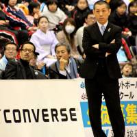 Chasing a title: Second-year coach Honoo Hamaguchi, who has been a bench boss in the bj-league since 2005, is trying to lead the Kyoto Hannaryz to the franchise\'s first championship this season. | HIROAKI HAYASHI