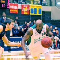 Vintage form: John \"Helicopter\" Humphrey, averaging a league-high 25.9 points per game, has helped the Saitama Broncos win eight of their past 11 contests. | HIROAKI HAYASHI
