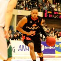 Floor leader: Guard Dwayne Lathan, seen in this file photo, runs the offense for the Osaka Evessa in a 79-66 win against the Sendai 89ers on Sunday in Minamisanriku, Miyagi Prefecture. | HIROAKI HAYASHI