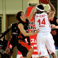 Defense pays off: The Osaka Evessa, tightly guarding Hamamatsu Higashimikawa Phoenix star Wendell White earlier this season, have made big strides on defense since Bill Cartwright took over as coach in late Janary. The Evessa have gone 12-6 since that time. | HIROAKI HAYASHI