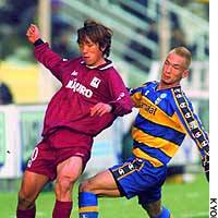 Shunsuke Nakamura (left) of Reggina competes for the ball against Parma\'s Hidetoshi Nakata. | KYODO