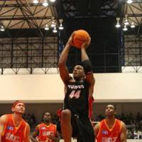 Osaka Evessa power forward Lynn Washington (44), who has been sidelined since November, is recovering from knee surgery. He says he expects to return to the court for the team\'s final six regular-season games. | OSAKA EVESSA PHOTO