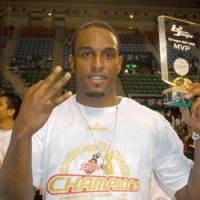 Stellar performer: Osaka Evessa power forward Lynn Washington poses with his 2007-08 bj-league MVP award after helping his team win its third straight championship on Sunday at Ariake Colosseum. | YOSHIAKI MIURA PHOTO