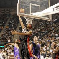 Inside strength: Center Jeff Newton, seen putting up a shot against the Tokyo Apache in a November 2006 game, helped the Osaka Evessa win three bj-league titles. This season, the perennial All-Star will try to help the Ryukyu Golden Kings become a winning franchise in their second season. | YOSHIAKI MIURA PHOTO