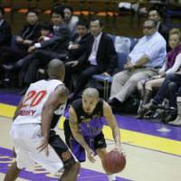 Victim of politics: Perennial All-Star Cohey Aoki of the Tokyo Apache is just one of the players who are shunned by the Japan Basketball Association due to its refusal to allow bj-league cagers to try out for the national team. | TOKYO APACHE