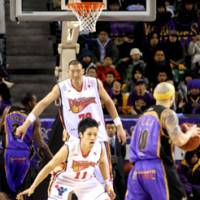 Giant presence: Hamamatsu Higashimikawa Phoenix center Sun Ming Ming (79) gives his team an imposing presence in the middle. In addition, the 236-cm big man can dunk at will on any opponent. | YOSHIAKI MIURA PHOTO