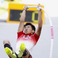 Disappointing result: Takafumi Suzuki, seen competing in Thursday\'s first-round action, failed to qualify for the men\'s pole vault final at the IAAF World Athletics Championships in Berlin after clearing 5.25 meters. The top 12 individuals advanced to the final round, including teammate Daichi Sawano, who cleared 5.55 meters. | KYODO PHOTO