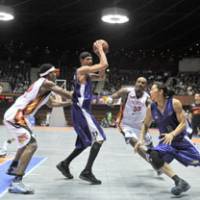 Work in progress: This season has been one long struggle for Tokyo\'s Nick Davis (center) and the rest of his Apache teammates. | YOSHIAKI MIURA PHOTO