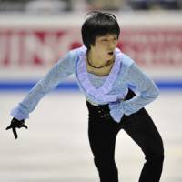 Capping off a great season: Yuzuru Hanyu captured the men\'s world junior title in The Hague on Thursday night. | KYODO PHOTO
