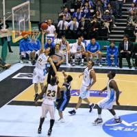 Aggressive player: Shiga\'s Masashi Joho (31), driving to the basket against the Kyoto Hannaryz on Oct. 3 in Kyoto, is one of the top Japanese scorers in the bj-league. | PHILBERT ONO PHOTO