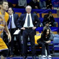 Valuable mentor: Tokyo Apache coach Bob Hill worked closely with Los Angeles Clippers forward Blake Griffin over two summers before he turned pro. | YOSHIAKI MIURA PHOTO