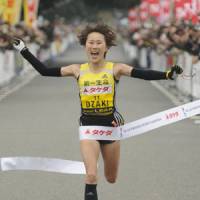 Sunday best: Yoshimi Ozaki crosses the finish line at the Yokohama Women\'s Marathon on Sunday. | KYODO PHOTO