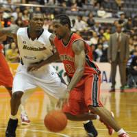 Artful defender: Marcus Simmons (left) of the Yokohama B-Corsairs says playing good defense inspires him on offense. | YOSHIAKI MIURA