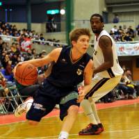 Quick and agile: Shinshu Brave Warriors guard Derek Raivio has a well-rounded hoop acumen and an array of moves to lead the expansion team. | YOSHIAKI MIURA