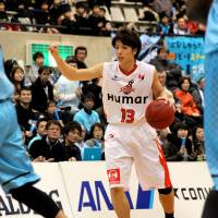 Room to grow: Osaka Evessa guard Takuya Hashimoto, who turns 19 in December, is benefiting from bench boss Bill Cartwright\'s decades of wisdom in the game. | HIROAKI HAYASHI