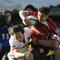 Toshiba Brave Lupus captain Toshiaki Hirose powers past Sanyo Wild Knights players to score a try in the 2009 Microsoft Cup Finals. | AKI NAGAO PHOTO