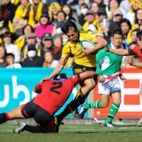 Out of my way: Suntory\'s Hirotoki Onozawa runs through the Sanyo defense on Sunday at Prince Chichibu Memorial Rugby Ground. Suntory won 37-20. | YUKA SHIGA