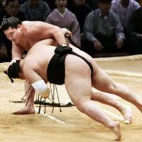 In control: Yokozuna Hakuho takes down komusubi Goeido at the Kyushu Grand Sumo Tournament on Saturday. | KYODO PHOTO