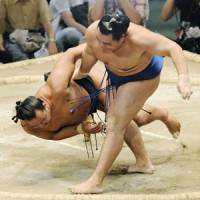 Kakuryu throws down Mokonami on Friday, the sixth day of the Nagoya Grand Sumo Tournament. | KYODO PHOTO