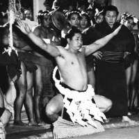 The original Wakanohana, shown in a 1958 file photo during a ceremony commemorating his becoming the 45th yokozuna, died Wednesday of kidney cancer. Wakanohana, a former JSA chairman whose real name was Katsuji Hanada, was 82. Story: Page 18 | KYODO PHOTO