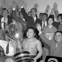 Devil is gone: Original former yokozuna Wakanohana, shown here after winning his first Emperor\'s Cup in 1956, passed away on Wednesday in Tokyo. Wakanohana won 10 championships before retiring in 1962. | KYODO PHOTO