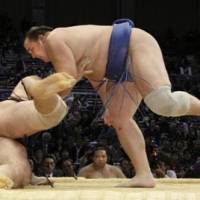 All-European showdown: Estonian ozeki Baruto beats Bulgarian foe Kotooshu on the 13th day of the Kyushu Grand Sumo Tournament in Fukuoka on Friday. | KYODO PHOTO