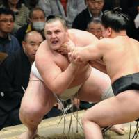 Choked up: Baruto rides out a sticky situation before recovering to beat Harumafuji on Monday. | KYODO PHOTO