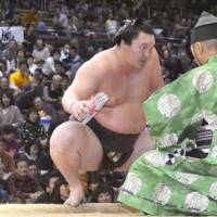 Standard of excellence: Yokozuna Hakuho secured his 23rd Emperor\'s Cup  Saturday at the Kyushu Grand Sumo Tournament. | KYODO