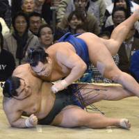 Brute strength: Kakuryu (right) overpowers Takayasu on Wednesday at the Spring Grand Sumo Tournament in Osaka. | KYODO