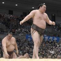 Still unbeaten: Hakuho improves to 12-0 by defeating ozeki Kisenosato on Thursday at the Spring Grand Sumo Tournament in Osaka. | KYODO
