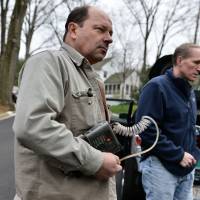 Gas busters: Bob Ackley (left), a gas leakage specialist, and Rob Jackson, a professor of environmental sciences, search for gas leaks in Washington. | THE WASHINGTON POST