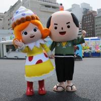 Expo mascots Sweets Hime and Kashinari-kun welcome visitors.  | SATOKO KAWASAKI