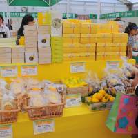 Attendees browse for goodies to take home. | SATOKO KAWASAKI