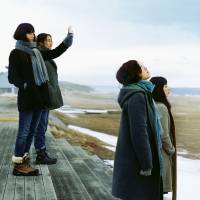 Acting as one: In order to portray his characters’ relationship in a more natural way, “Petaru Dansu (Petal Dance)” director Hiroshi Ishikawa had the cast bond before filming and allowed them to improvise scenes. Ishikawa knows when to throw away the script