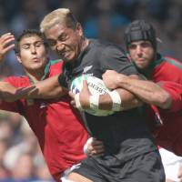 Kill Collins: New Zealand\'s Jerry Collins breaks through the Portugal defense during a Rugby World Cup match in September 2007 in France. Collins was arrested last month after pulling a couple of knives in a store in Hamamatsu, Shizuoka. He later said that the knives were for protection and that a local gang had threatened to kill him. | AP