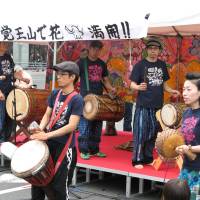 Block party: People shop and musicians play at last year\'s Kakuozan Spring Festival. | OKAZAKI CITY