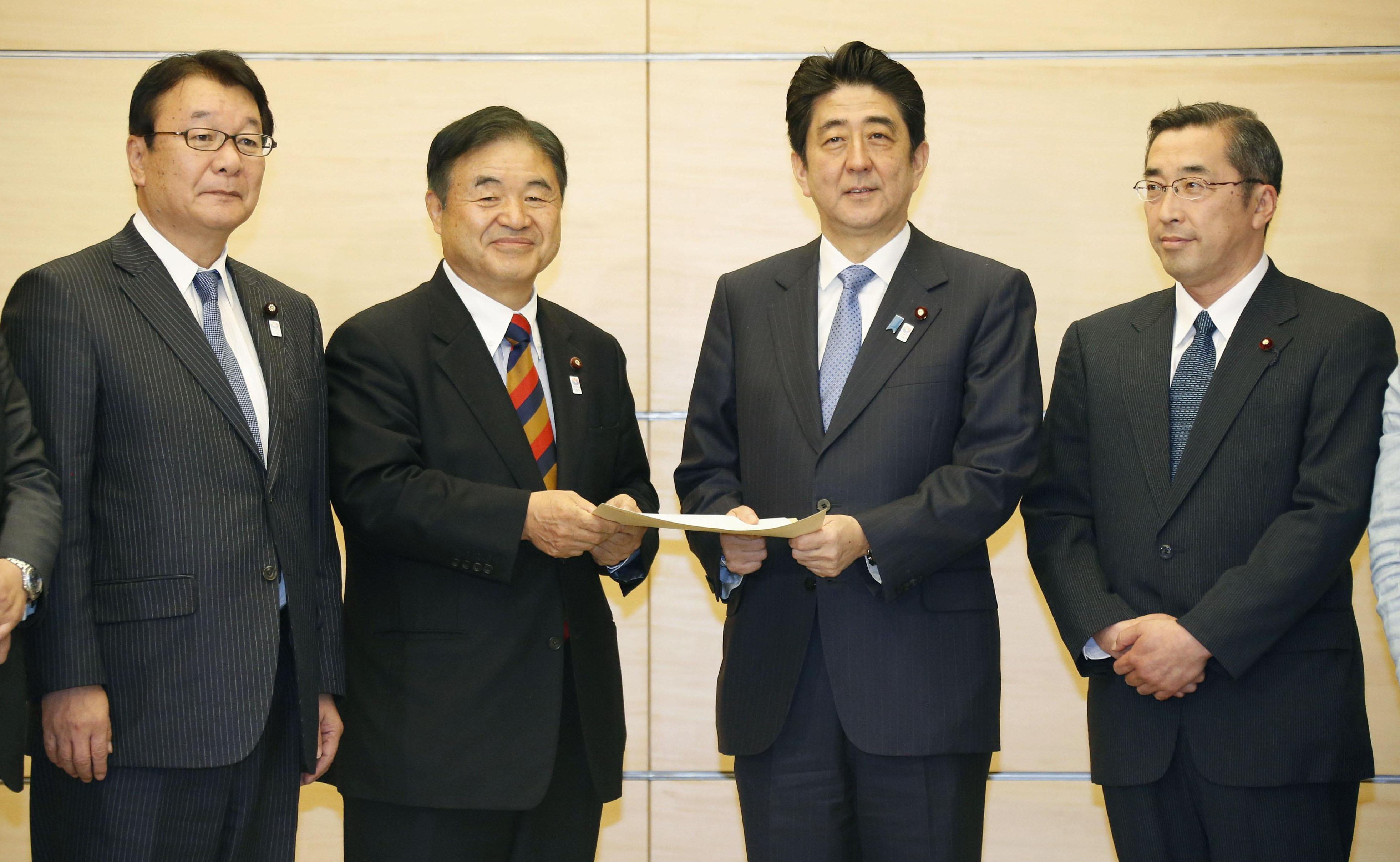 Accepted: Prime Minister Shinzo Abe (second from right) receives a set of education reform proposals from Toshiaki Endo (second from left), head of the ruling Liberal Democratic Party's education panel, on Monday at Abe's office in Tokyo. | KYODO