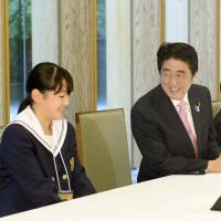 Guest appearance: Prime Minister Shinzo Abe chats with junior high school students from Fukushima Prefecture on Saturday at the prime minister\'s office in Tokyo. | KYODO