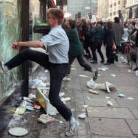 Demonstrators riot in London at the end a massive protest against the notorious poll tax, a new local taxation system, in March 1990.  | AFP-JIJI