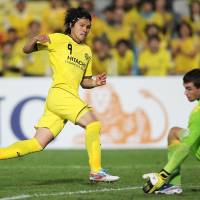 Get in there: Kashiwa\'s Masato Kudo scores against Central Coast during their Asian Champions League match on Tuesday. Kashiwa won 3-0. | KYODO