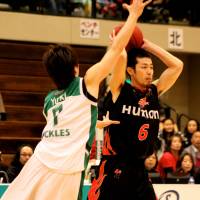 Scrappy effort: Yuki Kitamuki (left), seen defending Osaka Evessa guard Satoshi Takeda in this file photo, and the Saitama Broncos swept the host Gunma Crane Thunders over the weekend. | HIROAKI HAYASHI