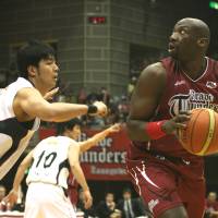 Inside muscle: Toshiba forward/center Mamadou Diouf looks to attack the basket against Toyota Motors\' Kosuke Takeuchi during Tuesday\'s JBL  playoff semifinals at Yoyogi National Gymnasium No. 2. The Brave Thunders defeated the reigning champion Alvark 64-62 in the decisive third game of the  series. | KAZ NAGATSUKA