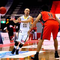 Potent scorer: Tokyo\'s Cohey Aoki, seen in this file photo, drained seven 3-pointers in the Cinq Reves\' 101-83 road win over the Saitama Broncos on Saturday. | YOSHIAKI MIURA