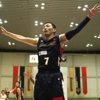 Making an effort: Guard Minoru Kimura, seen playing defense earlier this season, has helped the Yokohama B-Corsairs set a franchise record with 32 victories this season. | KAZ NAGATSUKA