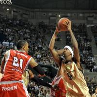 Healthy again: Ryukyu Golden Kings star Jeff Newton, who recently had knee surgery, played effectively on both ends of the floor last weekend against the Tokyo Cinq Reves. | YOSHIAKI MIURA