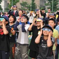 Students at Honmura Elementary School, Minato Ward, were well prepared to view the eclipse.  | Yoshiaki Miura