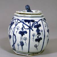 \"Water Jar with Design of Grapevine Trellis (Blue and White,\" Jingdezhen ware, China, 17th century). | IDEMITSU MUSEUM OF ARTS
