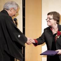Proud moment: Japan Foundation President Kazuo Ogura hands Susan Schmidt one of the three Japan Foundation Awards 2009 on behalf of her group AATJ at a ceremony in Tokyo on Oct. 6. | TAKESHI YUZAWA